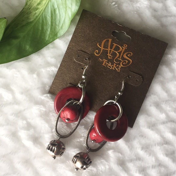 Aria Earrings - Picture 3 of 4